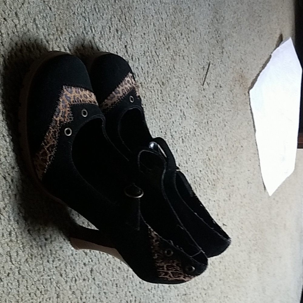 Shoes - Picture 2 of 4